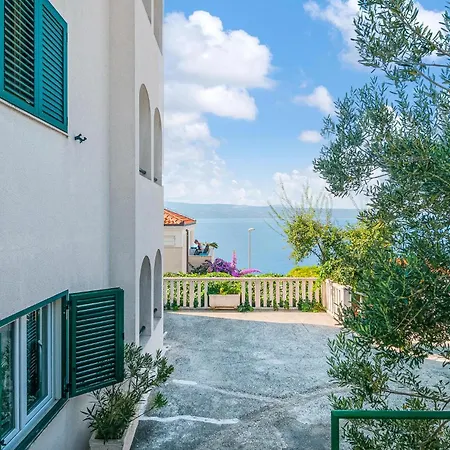 With Sea View 11 Apartman
